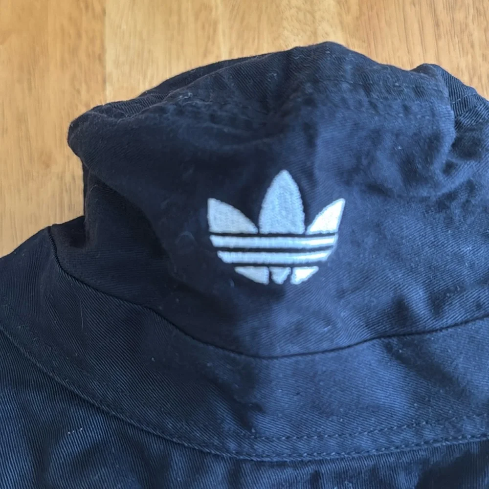 ✋Youth Adidas Unisex Black Bucket Hat EUC